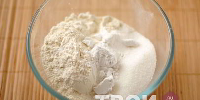 кекс на яичных белках с ягодами