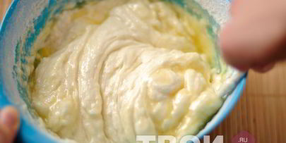 кекс на яичных белках с ягодами