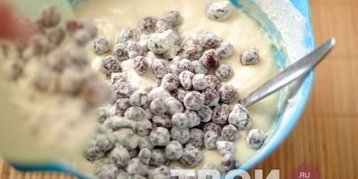 кекс на яичных белках с ягодами