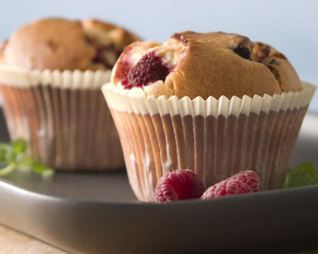 Кекс с малиной и корицей