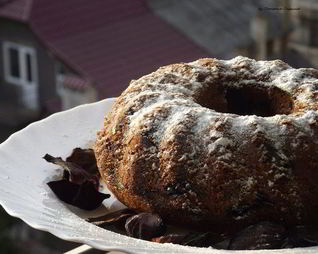 Кекс с вишней и орехами