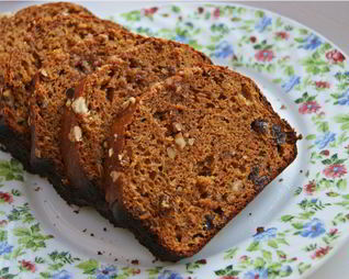 Кекс со сгущенным молоком, орехами и изюмом