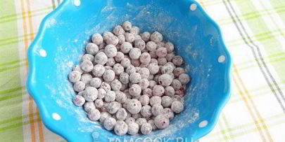 кексы с белым шоколадом и клюквой