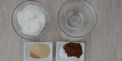 кофейный кекс с корично-сметанным соусом