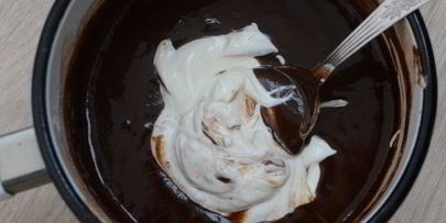 кофейный кекс с корично-сметанным соусом