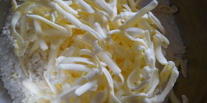 лимонный кекс с мятно-сливочным кремом под шоколадом