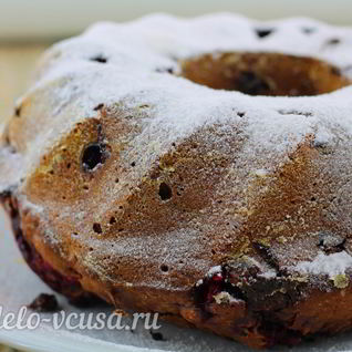 Шоколадный кекс с малиной