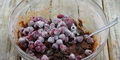 шоколадный кекс с малиной