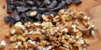 шоколадные капкейки с грецким орехом с кусочками шоколада