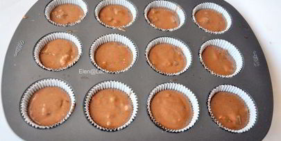 шоколадные капкейки с грецким орехом с кусочками шоколада