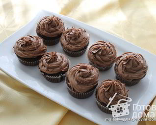Шоколадные капкейки украшенные шоколадным фростингом