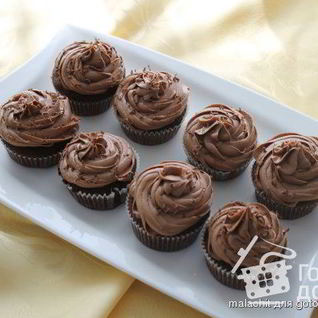 Шоколадные капкейки украшенные шоколадным фростингом