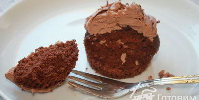 шоколадные капкейки украшенные шоколадным фростингом