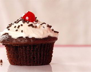 Шоколадные мини-кексы с вишнями