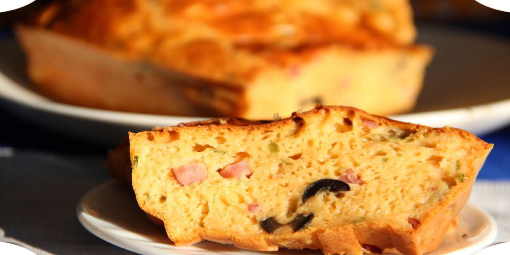 Рецепт томатный кекс с ветчиной и маслинами