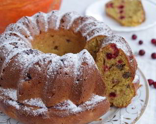 Тыквенный кекс с клюквой и грецким орехом