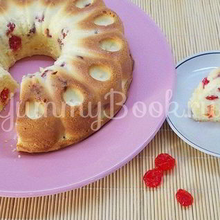 Ванильный кекс с сушеными вишнями