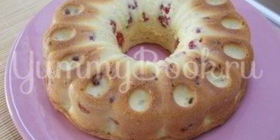 ванильный кекс с сушеными вишнями