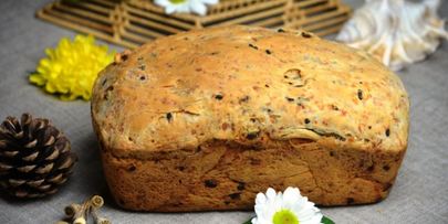 домашний итальянский хлеб с сыром и жареным луком