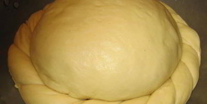 каравай круглый сладкий дрожжевой хлеб