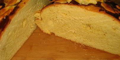 каравай круглый сладкий дрожжевой хлеб