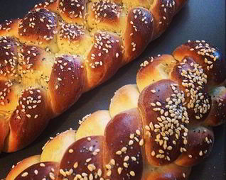 Хала с кунжутом