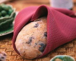 Хлеб с панчеттой, оливками и маслинами