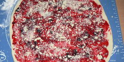 хлеб со штрейзелем и смородиной