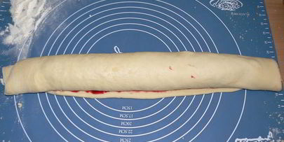 хлеб со штрейзелем и смородиной