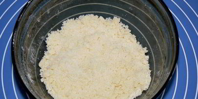 хлеб со штрейзелем и смородиной