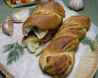 Постный хлеб с чесноком и зеленью