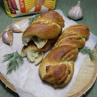 Постный хлеб с чесноком и зеленью