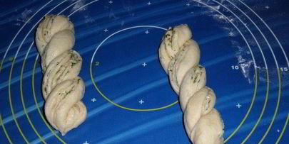 постный хлеб с чесноком и зеленью