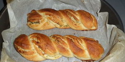 постный хлеб с чесноком и зеленью