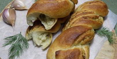 постный хлеб с чесноком и зеленью