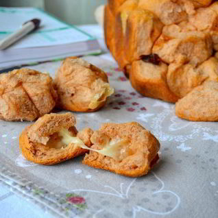 Разборный томатный хлеб с начинкой