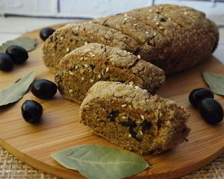 Ржаной хлеб с маслинами и прованскими травами