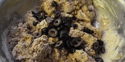 ржаной хлеб с маслинами и прованскими травами