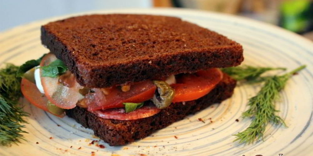 Рецепт сендвич из ржаного хлеба с салями и помидором