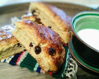 Сконы с белым шоколадом и вяленой вишней