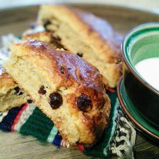 Сконы с белым шоколадом и вяленой вишней