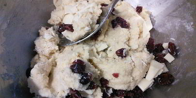 сконы с белым шоколадом и вяленой вишней