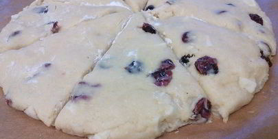 сконы с белым шоколадом и вяленой вишней