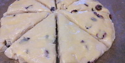 сконы с белым шоколадом и вяленой вишней