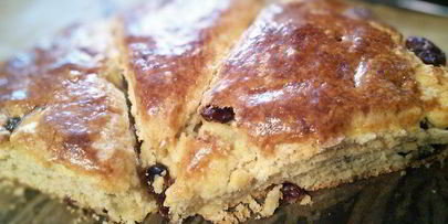 сконы с белым шоколадом и вяленой вишней