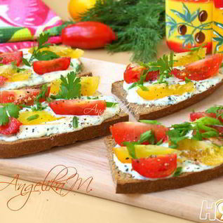 Тосты из ржаного хлеба с помидорами