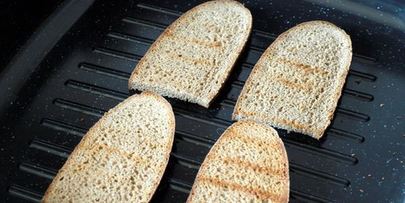 тосты из ржаного хлеба с помидорами