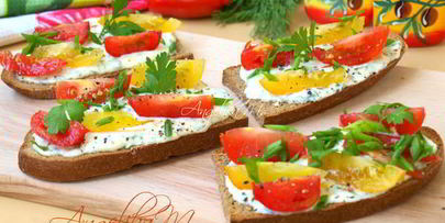 тосты из ржаного хлеба с помидорами