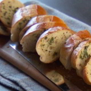 Закусочный багет с сыром и зеленью