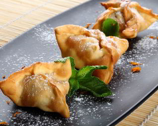 Хрустящие конвертики из теста с начинкой из банана и фиников